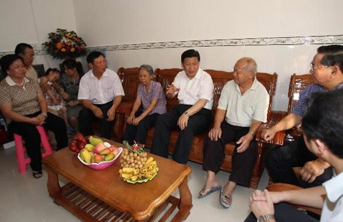 4月11日至13日，中共中央政治局常委、中央书记处书记、国家副主席习近平在海南调研。这是4月12日，习近平在海南西联农场考察棚户区改造及保障性住房建设情况时，到职工住宅小区看望退休职工梁孔文一家。 新华社记者樊如钧摄