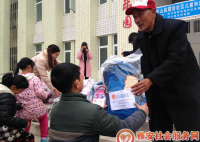 【友好家园】芦山县友好家园为参加震后社区儿童和家庭服务项目培训的200名儿童发放爱心温暖包