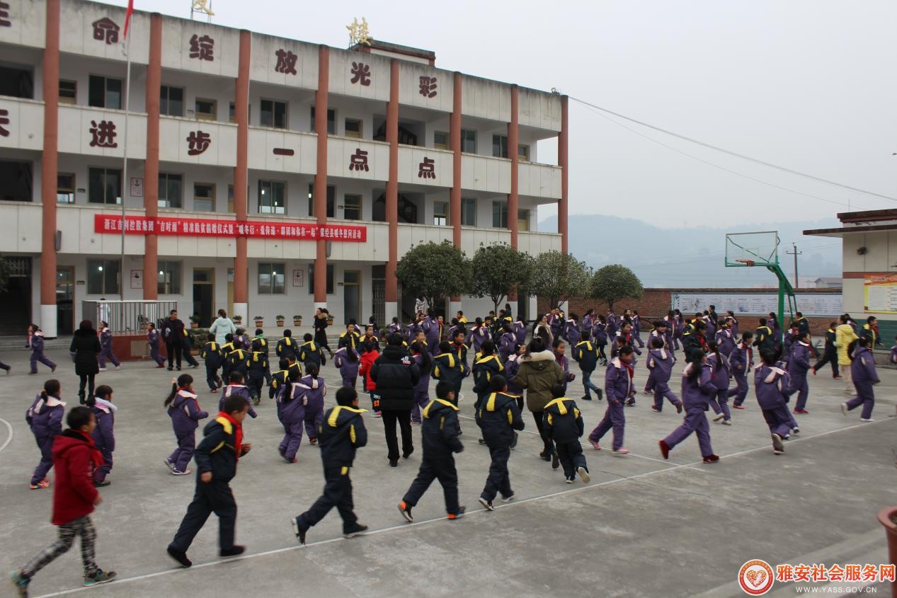 华丽走红毯、七彩手印墙、超萌吉祥物！华山小学“三大惊喜”迎新生_中小学校_大众网