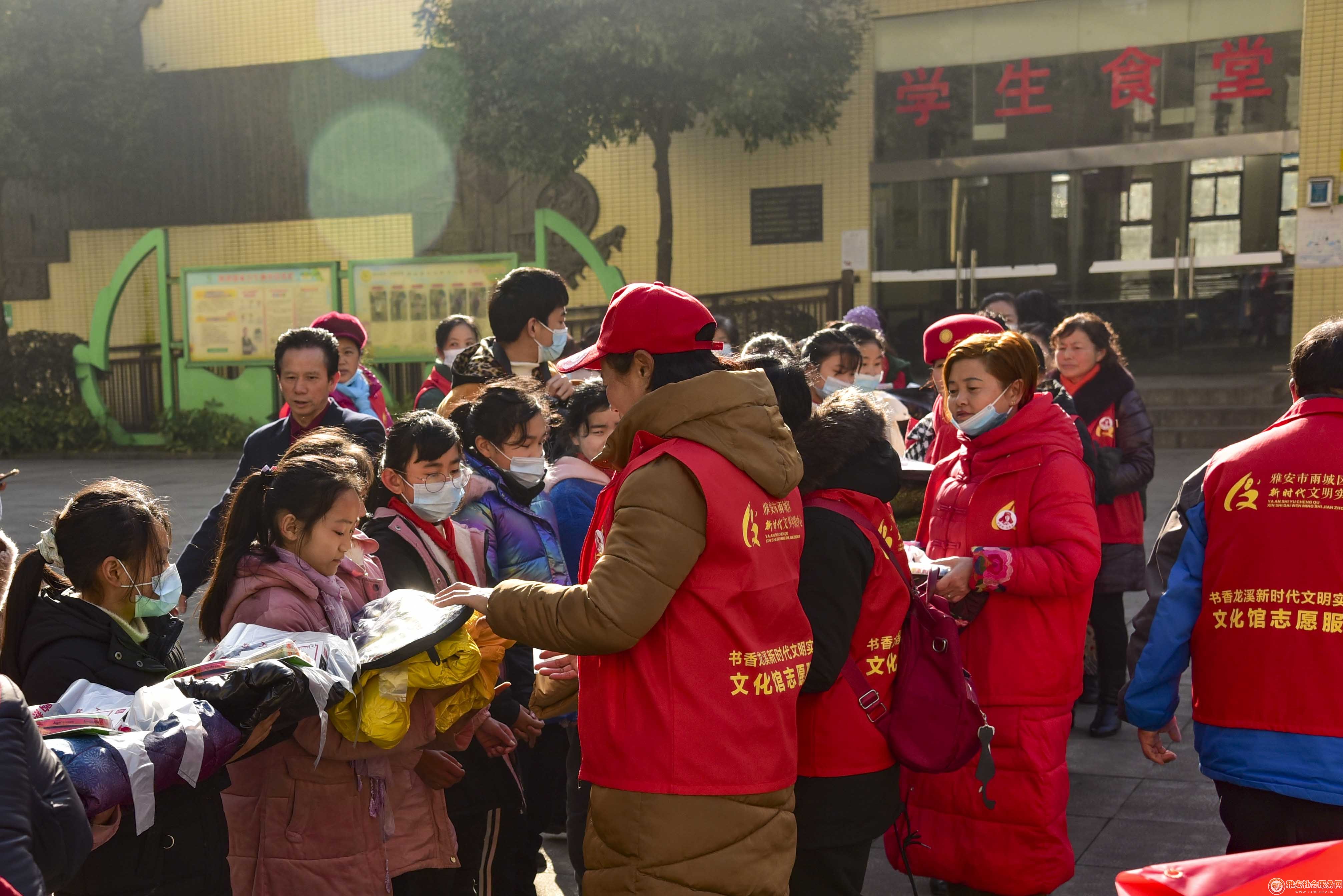 走进儿童福利院﹒让爱传递--市社保局党员干部参加党员志愿服务活动_图片新闻_江门市社会保险基金管理局